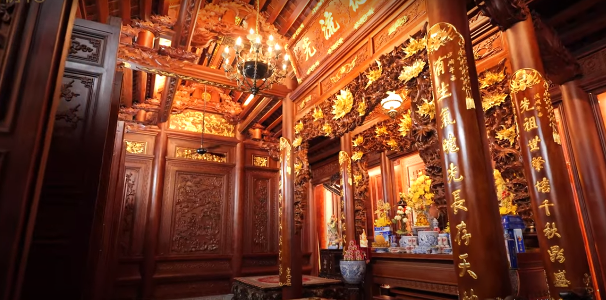 Các chi tiết chạm trổ cầu kỳ, sắc nét và được thếp vàng. Số vàng dùng để dát cho căn nhà cổ là 6 cây.