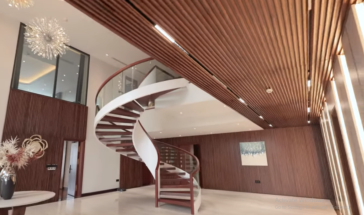 Cầu thang xoắn ốc trị giá 700 triệu cũng là một điểm nhấn nữa trong căn biệt thự.