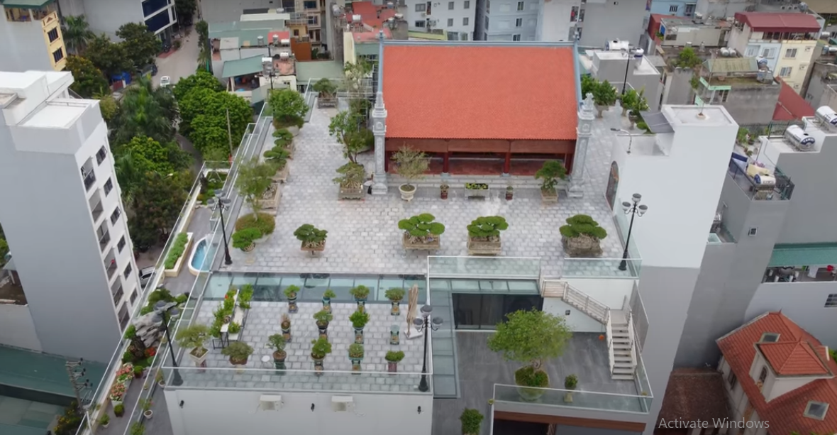 Đáng chú ý nhất là trên tầng thượng biệt thự có một không gian nhà cổ theo phong cách Việt xưa.