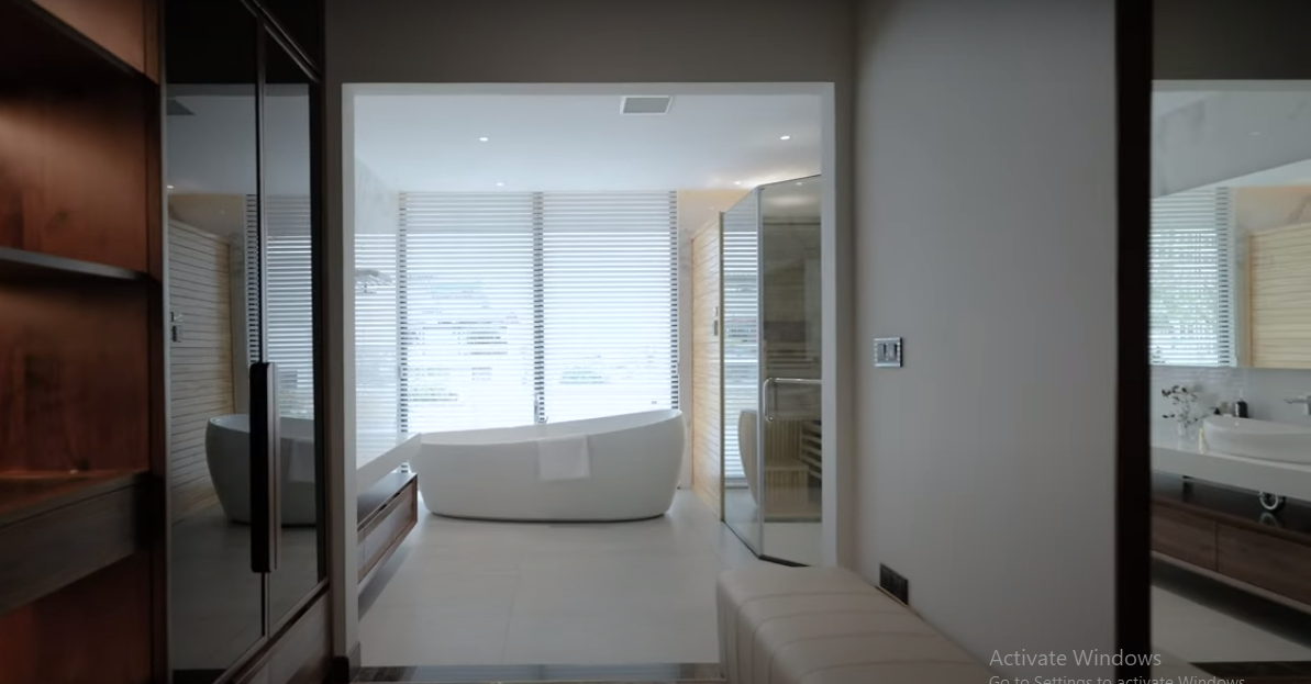 Với diện tích 150m2, phòng ngủ master còn thiết kế một phòng thay đồ và phòng vệ sinh rộng rãi với nội thất tiện nghi.