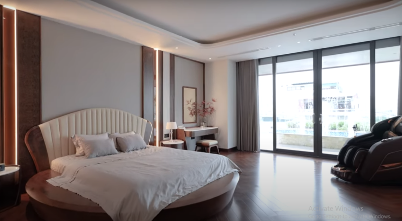 Trong phòng ngủ master có một chiếc giường tròn đẹp mắt.