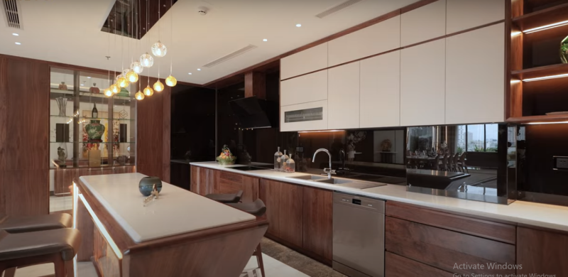 Không gian nhà bếp được thiết kế theo phong cách hiện đại.