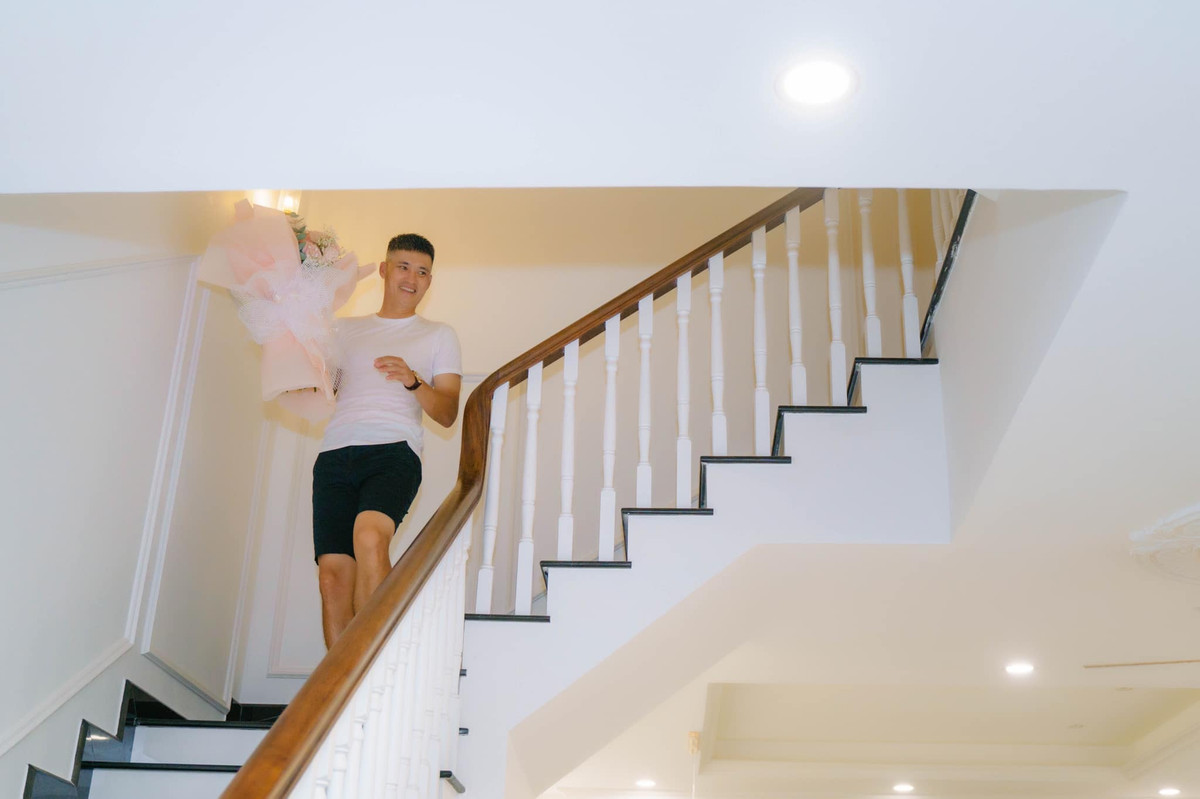 Khu vực cầu thang cũng có màu trắng cùng tông màu của cả căn nhà. Ảnh: FBNV