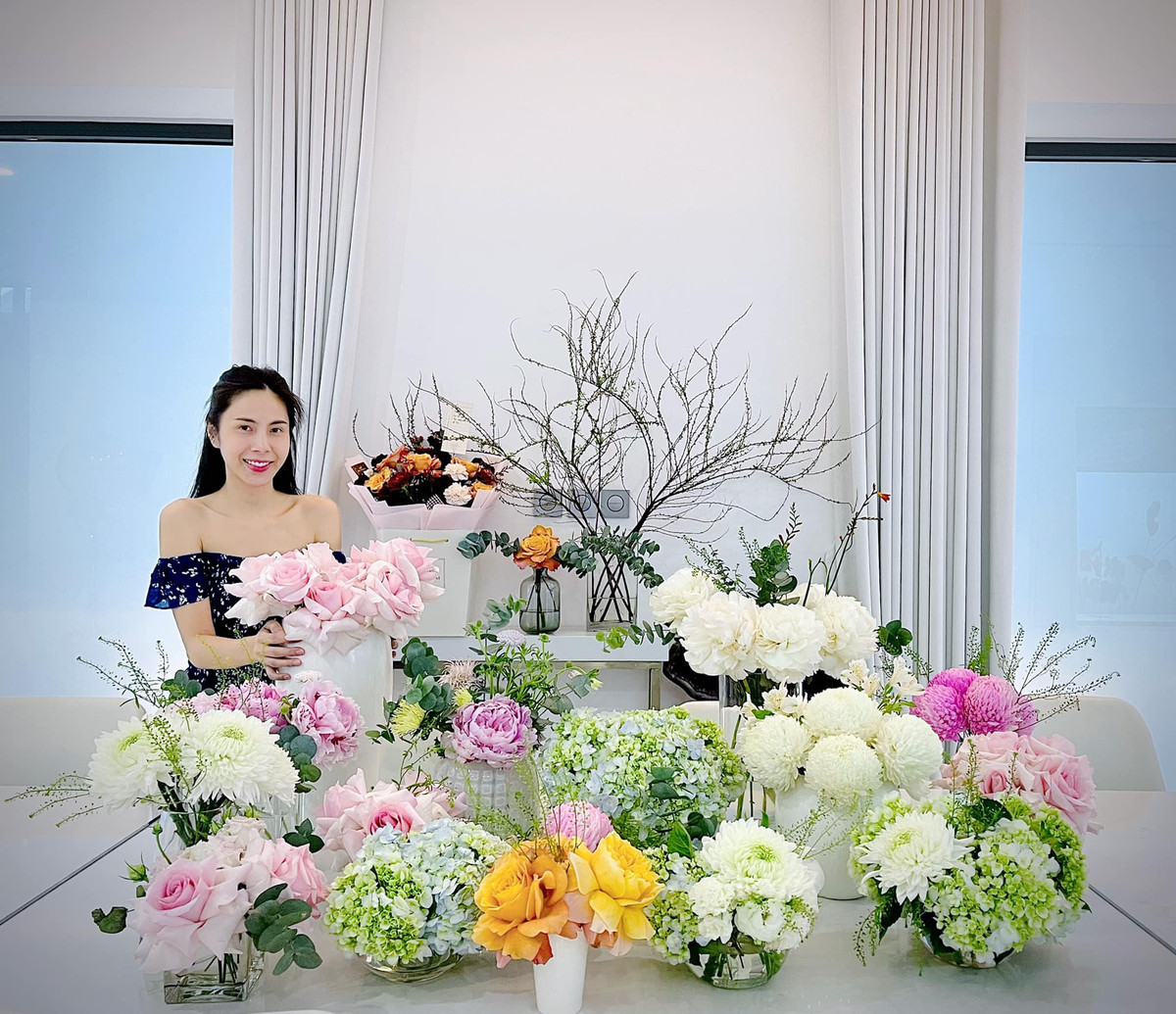 Qua hình ảnh có thể thấy, biệt thự mới của Công Vinh - Thủy Tiên tông màu trắng chủ đạo. Ảnh: FBNV