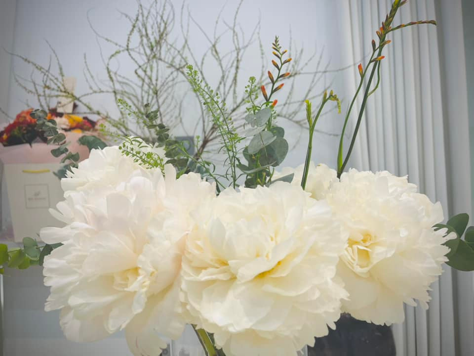 Trong không gian riêng tư, Thủy Tiên trang trí bằng rất nhiều hoa tươi. Ảnh: FBNV