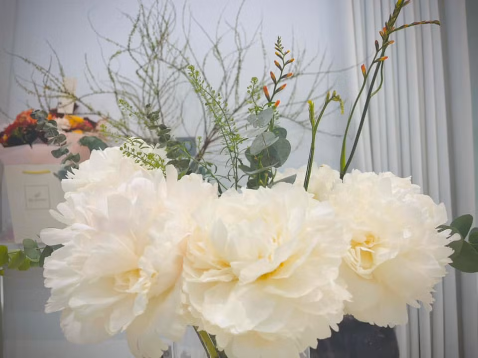 Trong không gian riêng tư, Thủy Tiên trang trí bằng rất nhiều hoa tươi. Ảnh: FBNV