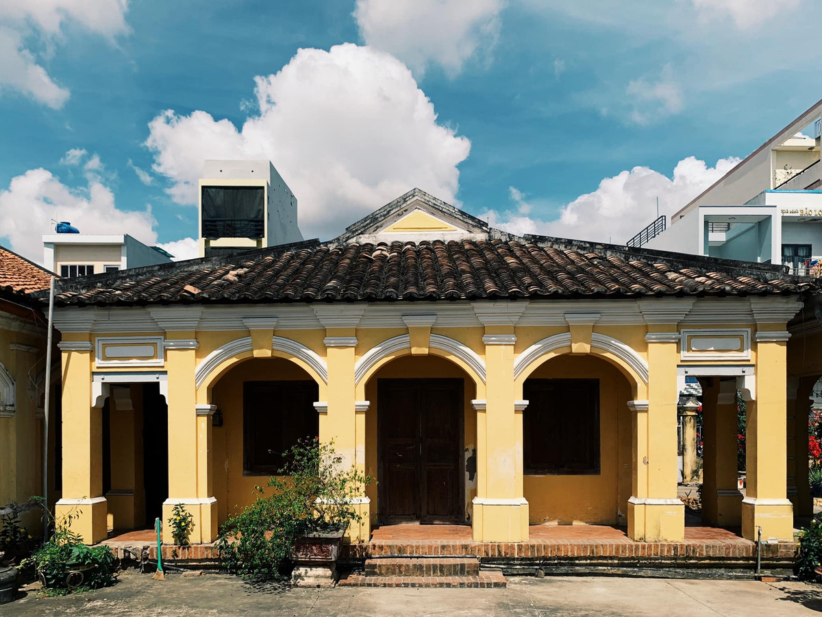 Nhà cổ Đốc Phú Hải có sự pha trộn độc đáo giữa kiến trúc Đông – Tây, thể hiện sự giao thoa văn hóa Việt – Pháp. Ảnh: Thamhiemmekong