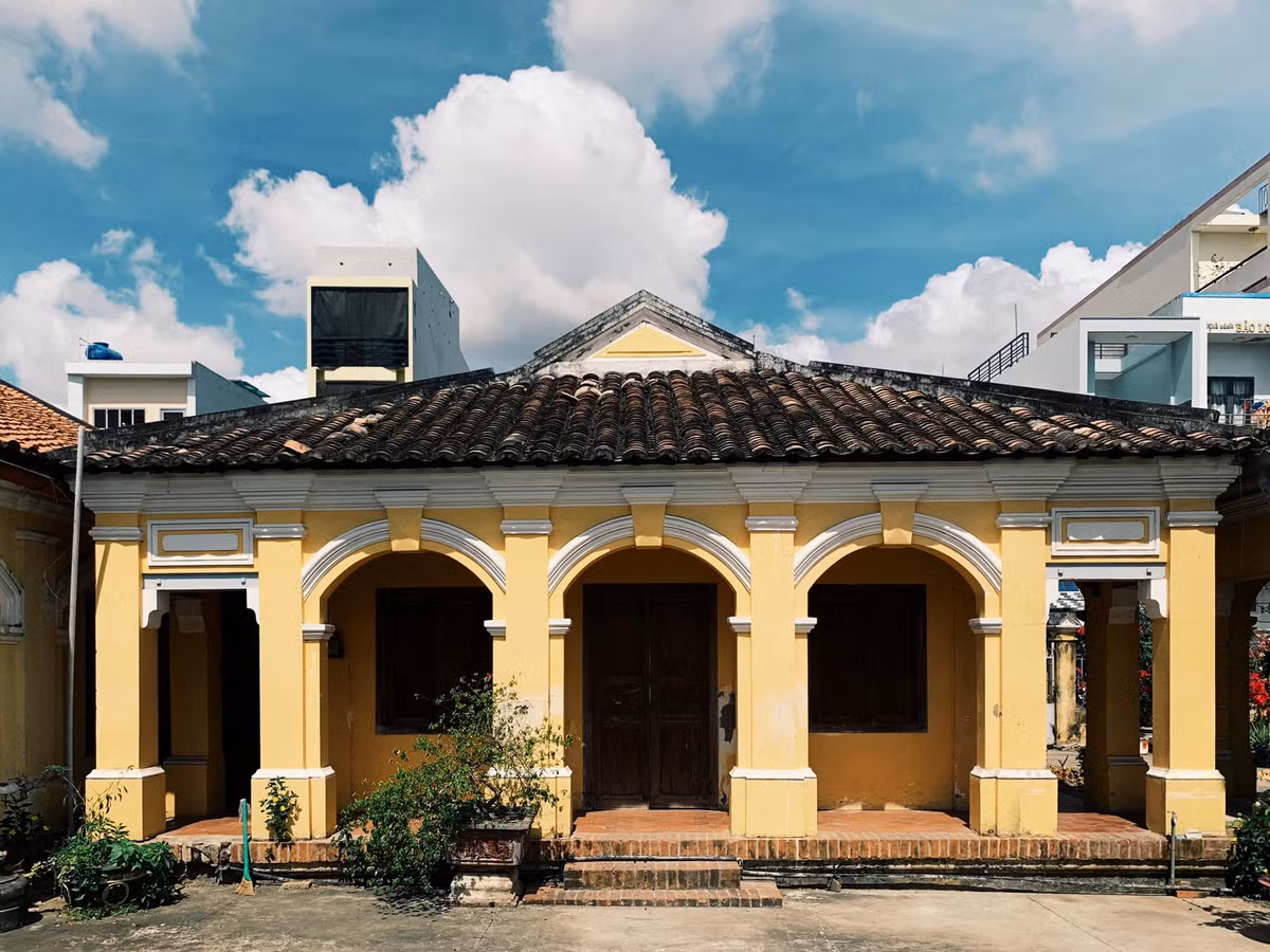 Nhà cổ Đốc Phú Hải có sự pha trộn độc đáo giữa kiến trúc Đông – Tây, thể hiện sự giao thoa văn hóa Việt – Pháp. Ảnh: Thamhiemmekong
