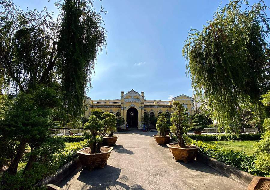 Ngôi nhà do bà Trần Thị Sanh con của Bá hộ Trần Văn Đồ dựng năm 1890. Nhà xây theo dạng chữ Đinh (lúc ban đầu), qua nhiều lần tu bổ và xây dựng, ngôi nhà ngày nay gồm ba phần: nhà chánh, hai nhà vuông-nơi ở của những người giúp việc và lẫm lúa (kho thóc của địa chủ). Ảnh: Mia