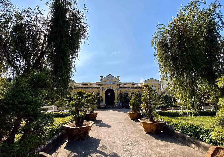 Ngôi nhà do bà Trần Thị Sanh con của Bá hộ Trần Văn Đồ dựng năm 1890. Nhà xây theo dạng chữ Đinh (lúc ban đầu), qua nhiều lần tu bổ và xây dựng, ngôi nhà ngày nay gồm ba phần: nhà chánh, hai nhà vuông-nơi ở của những người giúp việc và lẫm lúa (kho thóc của địa chủ). Ảnh: Mia