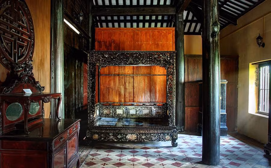 Trong nhà còn trưng bày nhiều cổ vật quý làm từ đá quý, cẩm thạch, gỗ và khảm xà cừ... Ảnh: Mia