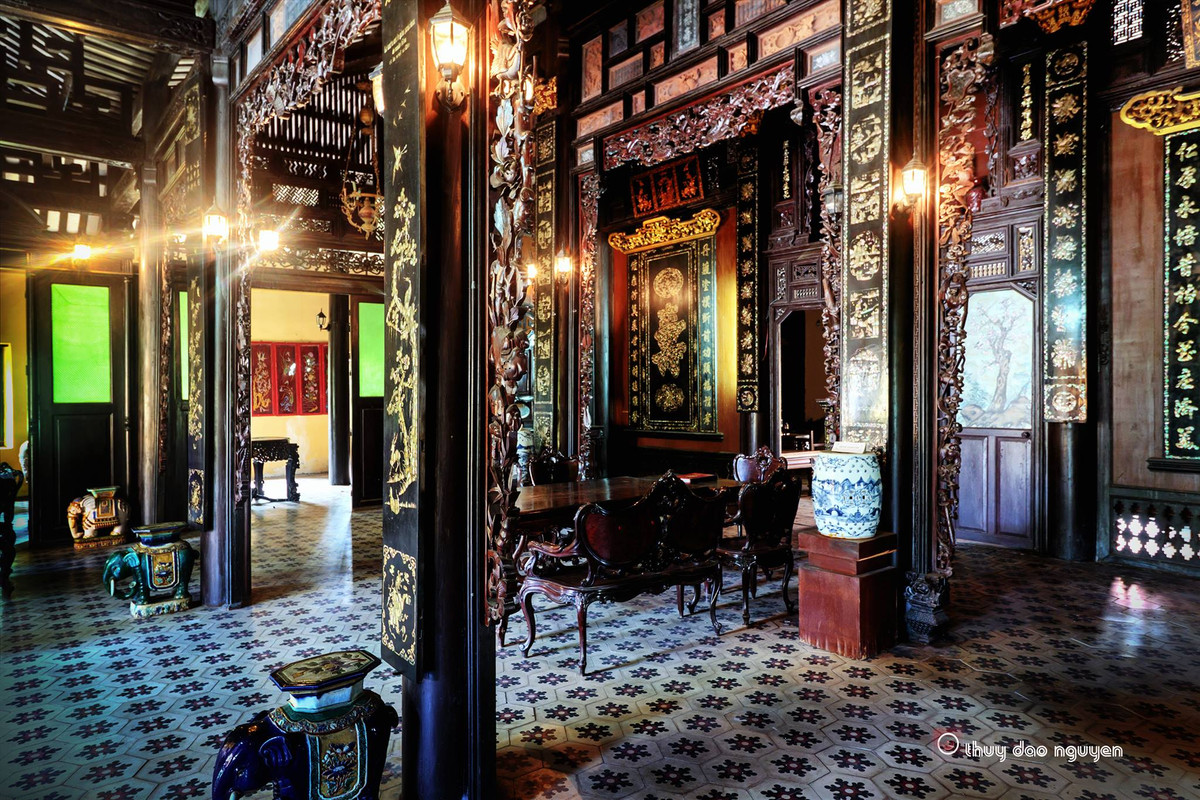 Nhà chính gồm ba gian hai chái gồm 36 cây cột, trong đó gỗ có 30 cột làm từ gỗ quý. Ảnh: Thuy Dao Nguyen
