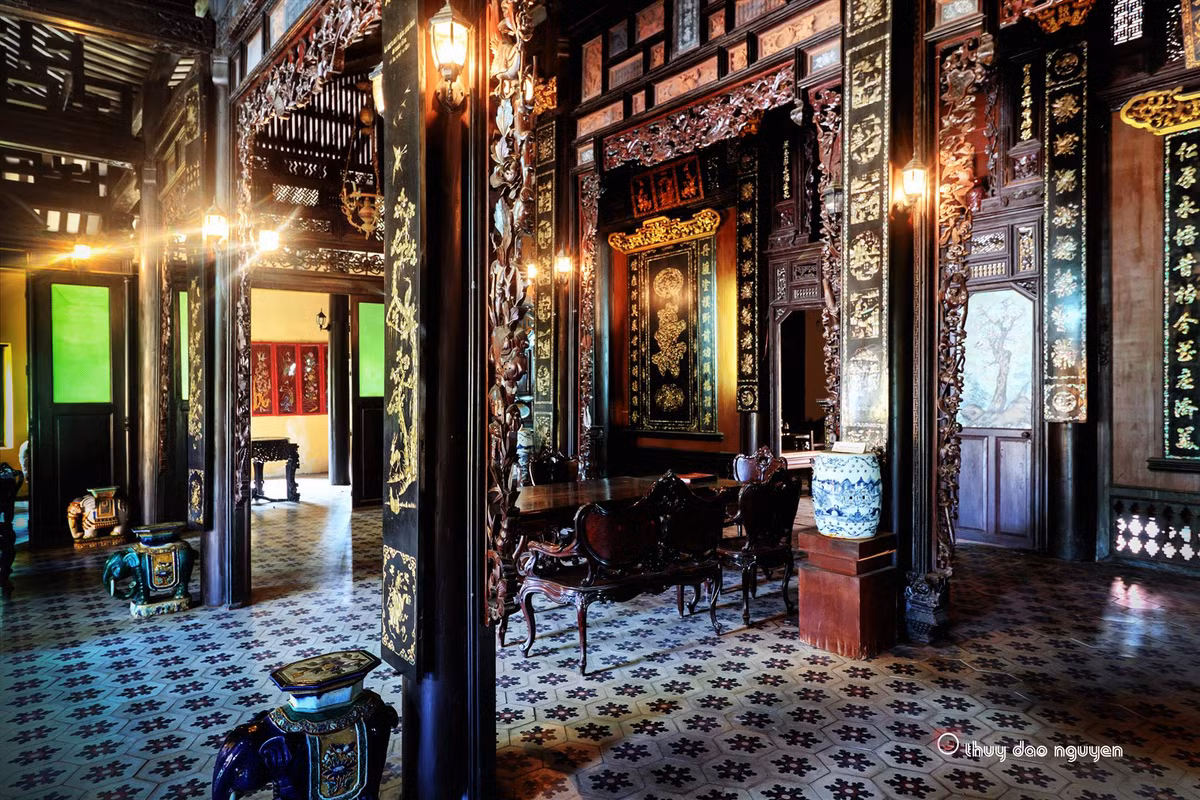 Nhà chính gồm ba gian hai chái gồm 36 cây cột, trong đó gỗ có 30 cột làm từ gỗ quý. Ảnh: Thuy Dao Nguyen