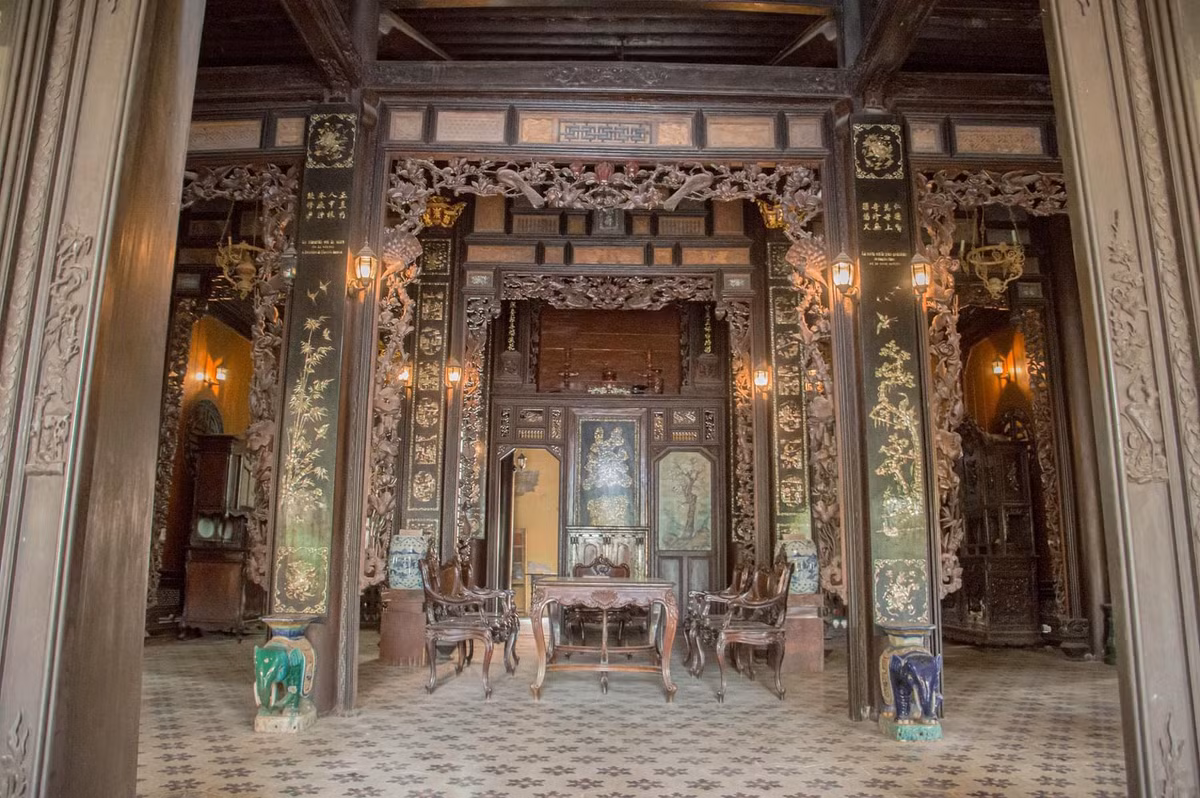 Trái ngược với kiến trúc bên ngoài theo kiểu phương Tây, bên trong công trình lại là những cấu trúc gỗ đậm nét truyền thống. Ảnh: Thamhiemmekong