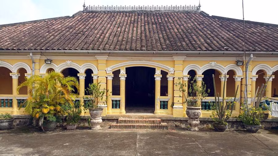 Phần mái nhà lợp ngói âm dương kiểu xếp chồng cổ kính. Ảnh: Mia