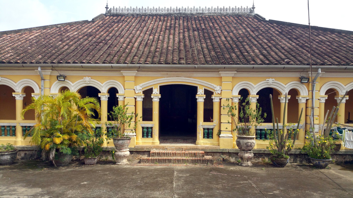 Mặt tiền sảnh của căn nhà cổ mang đậm phong cách Tây Âu với những vòm cửa hình vòng cung, chạm khắc hoa văn tinh xảo. Ảnh: Thamhiemmekong