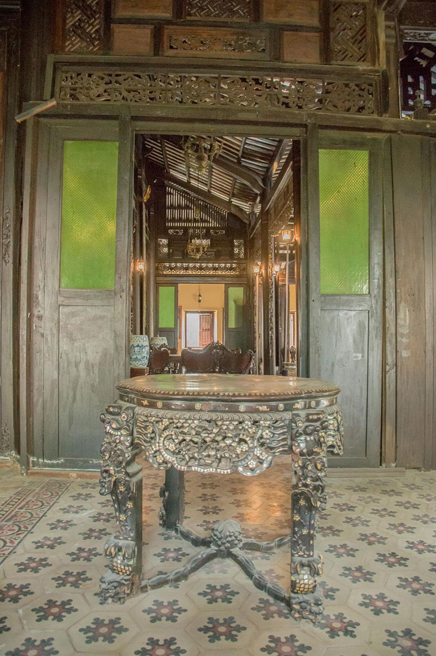 Gạch hoa cùng hệ thống cửa gỗ sang trọng mang đậm nét truyền thống Việt Nam. Ảnh: Mia