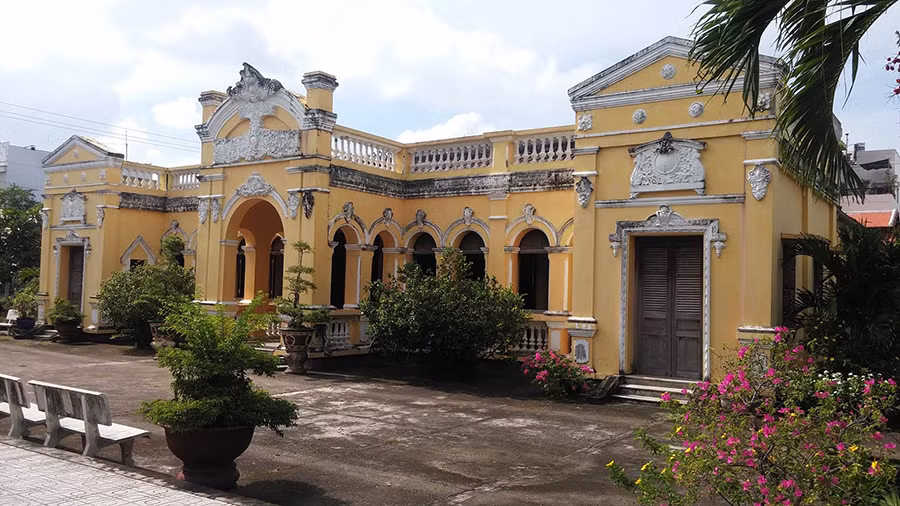 Khuôn viên bên ngoài ngôi nhà trồng nhiều cây xanh. Ảnh: Mia