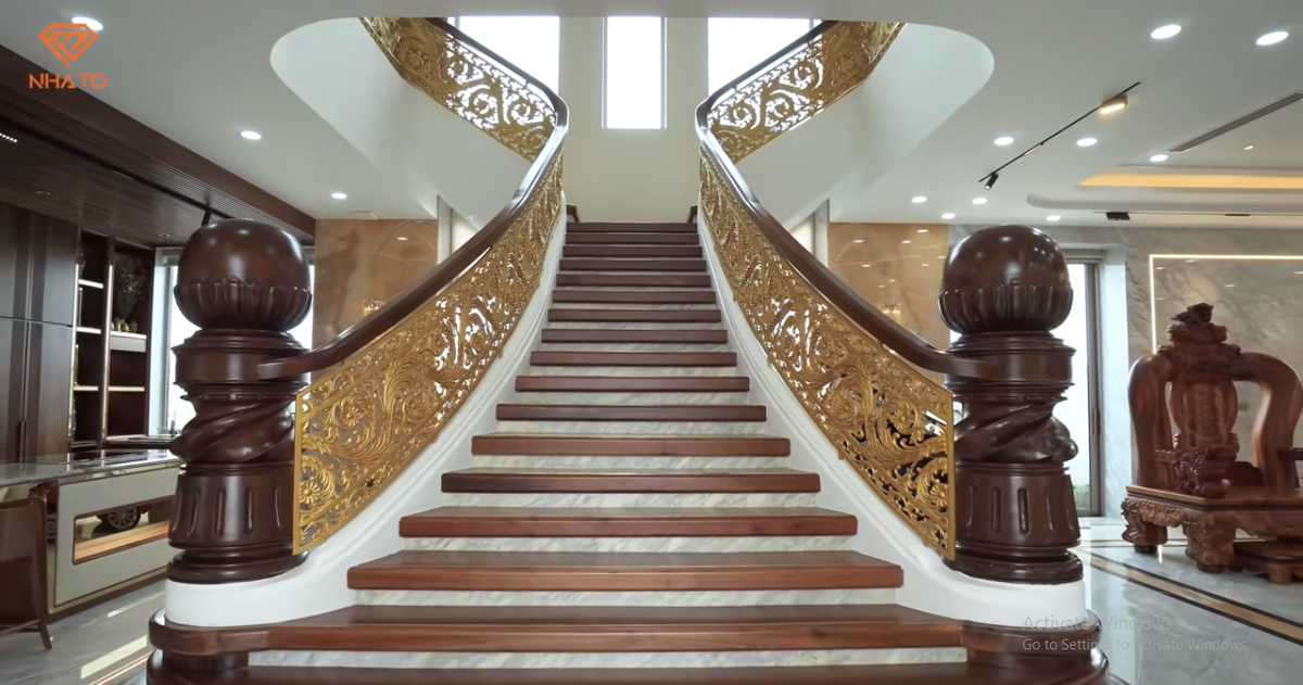 Cầu thang bằng gỗ phun sơn vàng.