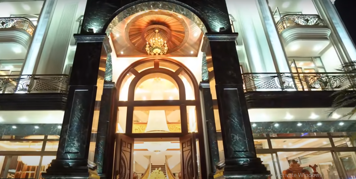 Tại khu vực đại sảnh, trần cao hơn 7 mét khiến bất cứ ai bước vào cũng phải choáng ngợp. Cửa vào bằng gỗ hương liền khối.