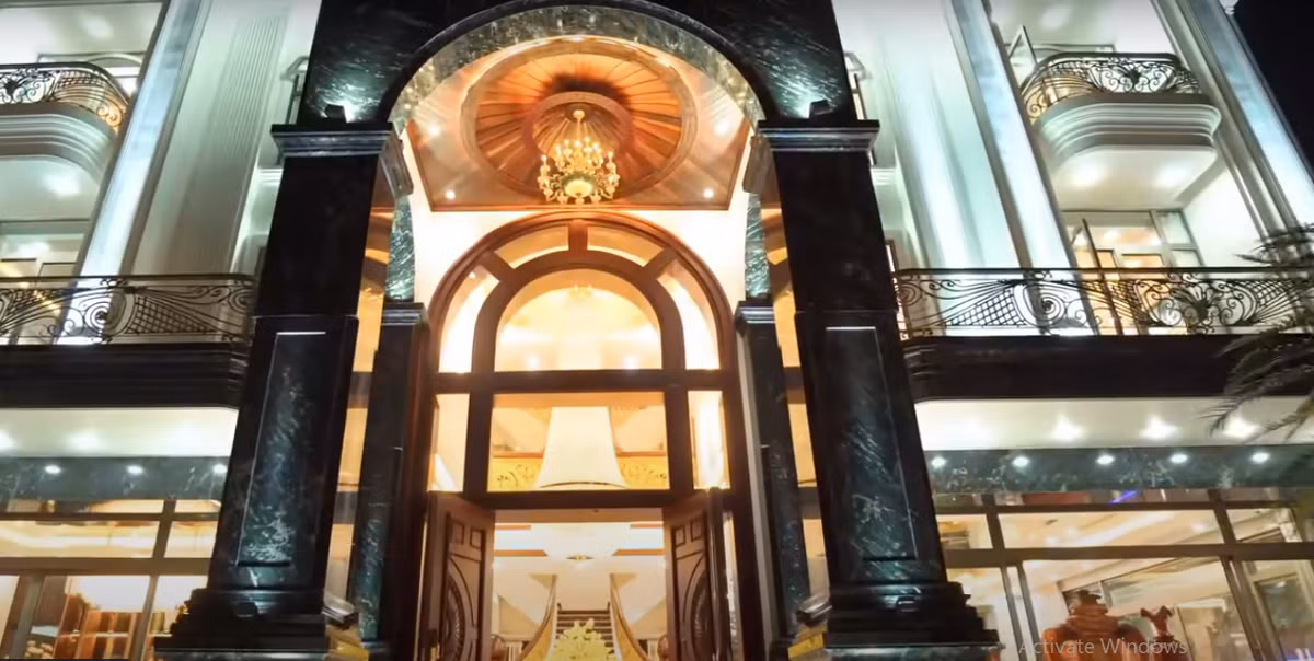 Tại khu vực đại sảnh, trần cao hơn 7 mét khiến bất cứ ai bước vào cũng phải choáng ngợp. Cửa vào bằng gỗ hương liền khối.