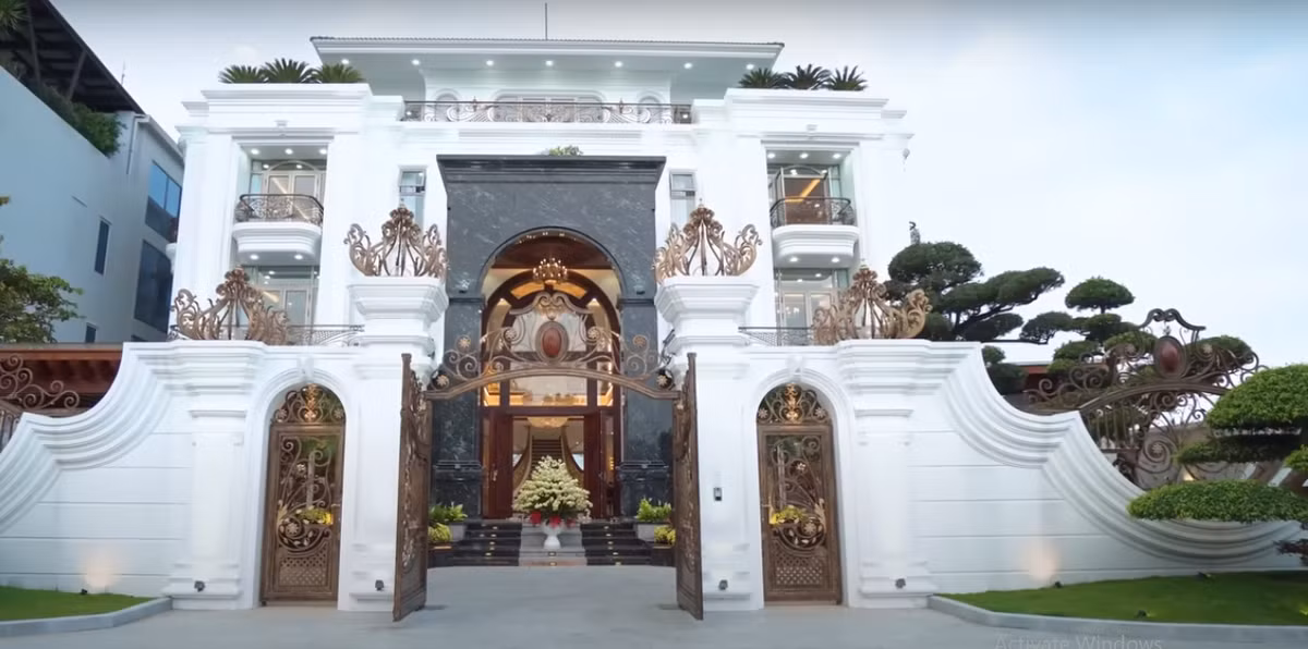 Nằm cạnh sông Hàn trong khu nhà giàu ở Đà nẵng, căn biệt thự gồm 4 tầng, có diện tích đất lên đến 700m2.