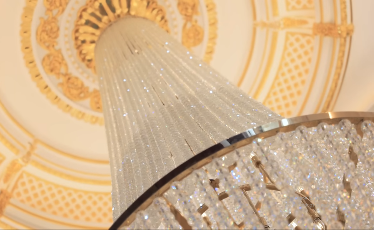 Khu vực tiền sảnh bên trong nhà nổi bật với không gian thông tầng lớn kết hợp đèn chùm lớn bằng pha lê, mạ vàng 24K và nặng vài tấn.