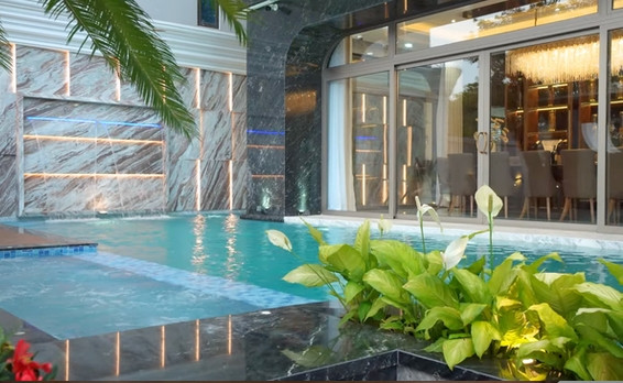 Phía trước nhà còn có bể bơi và hồ cá Koi.