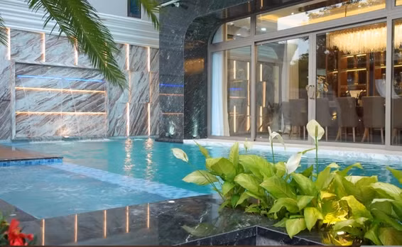 Phía trước nhà còn có bể bơi và hồ cá Koi.