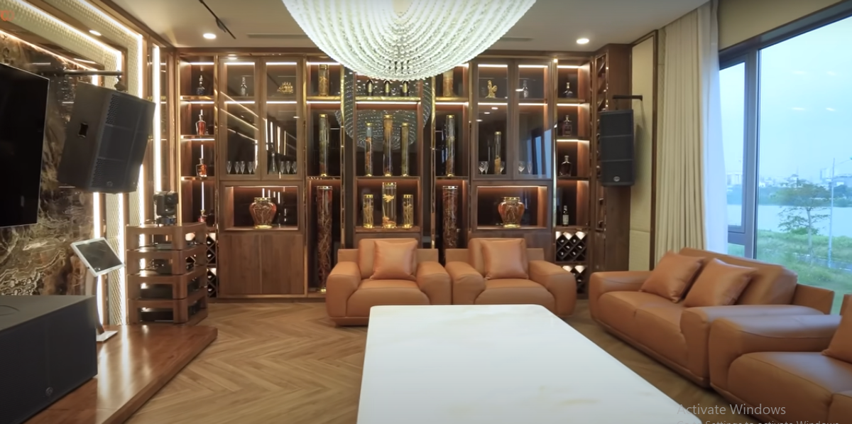 Trong siêu biệt thự còn có một phòng đặc biệt vừa để nghe nhạc, hát karaoke, vừa là phòng rượu của gia chủ.