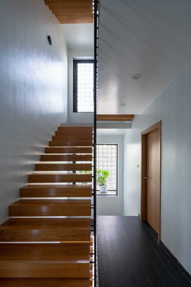 Cầu thang thiết kế mở giúp ánh sáng lan tỏa khắp không gian.