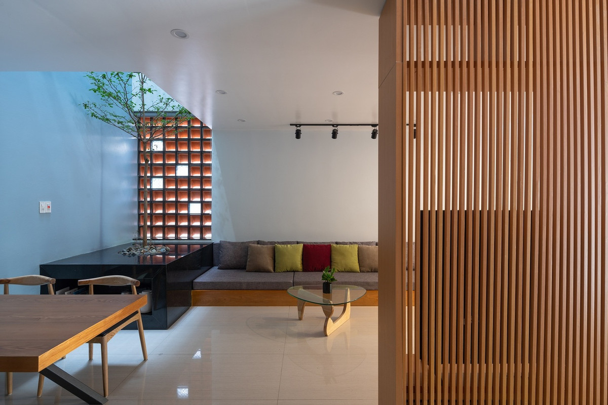 Tầng trệt có gara, phòng khách, bếp và phòng ăn.