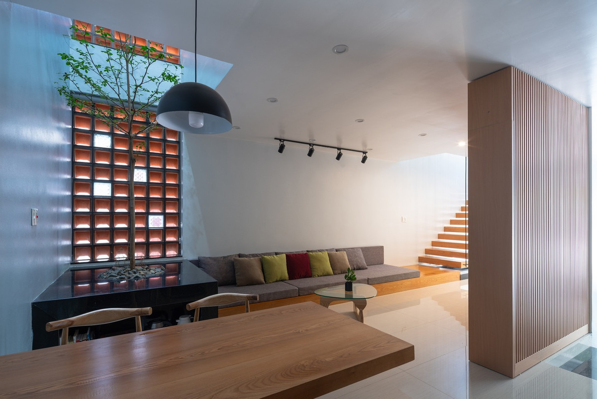 Do diện tích hạn chế nên người thiết kế phải cân bằng giữa mong muốn của gia chủ, công năng sử dụng và tiêu chí đưa ra: các không gian đều phải đón ánh sáng và thông gió tự nhiên.