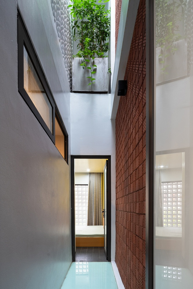 Gia chủ là người trẻ tuổi, mong muốn một căn nhà đơn giản, không phô trương và gần gũi với thiên nhiên.