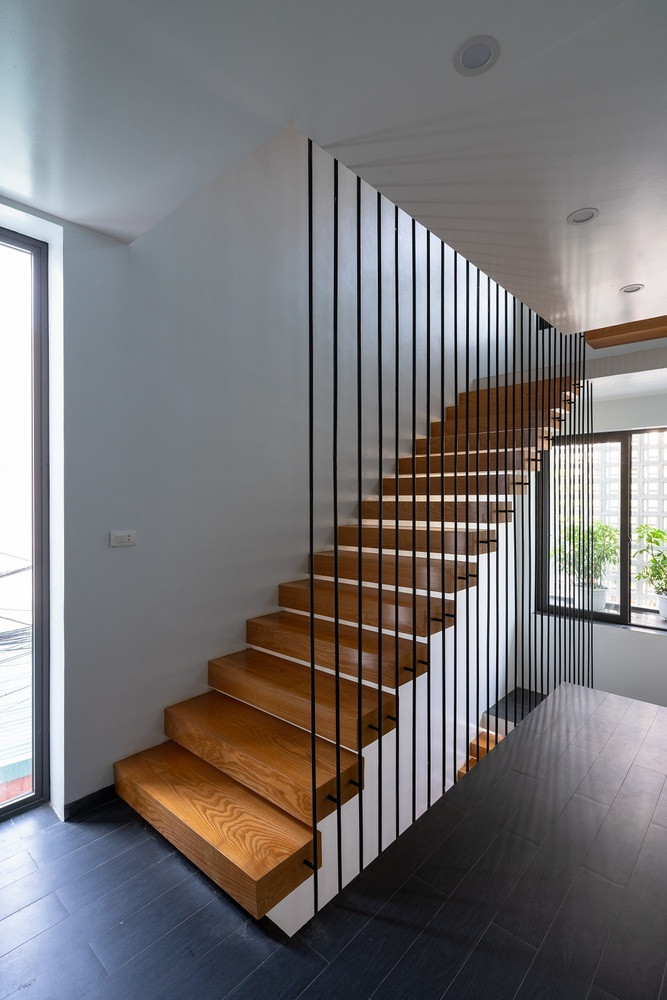 Cầu thang được đưa ra phía trước nhà, lấy sáng từ mặt tiền là một điểm cộng của ngôi nhà thác nước.