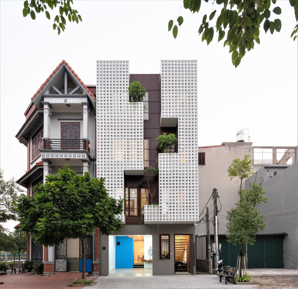 Công trình mang đến một làn gió mới, như dòng nước mát lành cho khu phố xung quanh với những ngôi nhà có kiến trúc tự phát, đi theo lối mòn và lặp đi lặp lại.