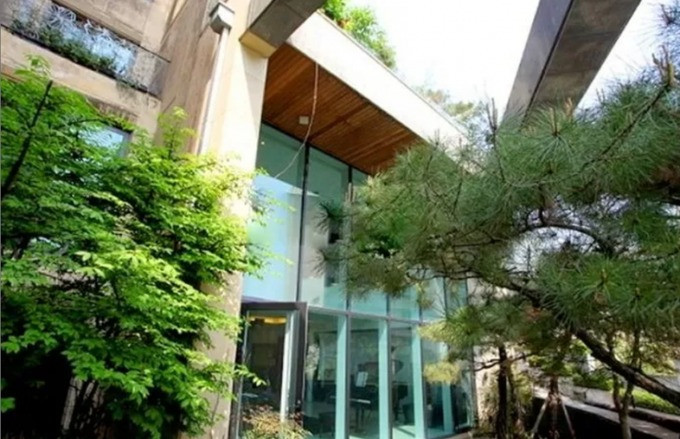 Căn nhà có diện tích khoảng 450m2 diện tích sàn và được suy đoán có giá 5,5-6,5 tỷ won (khoảng 99-117 tỷ đồng). Ảnh: Kpopstarz