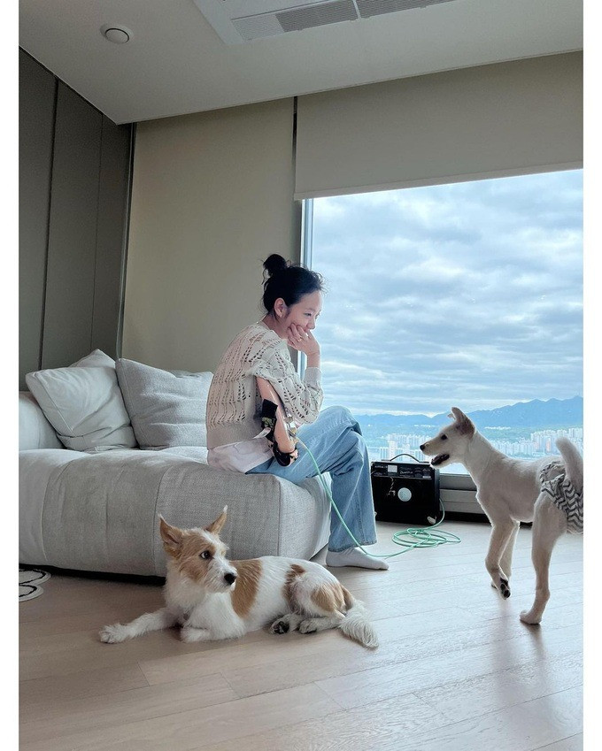 Theo trang Uchify, Rosé - thành viên nhóm nhạc BlackPink đang sống trong căn penhouse thuộc khu Yongsan Purugio Sumit có giá dao động trong khoảng hơn 9 tỷ won (tương đương khoảng 160 tỷ đồng). Ảnh: Uchify