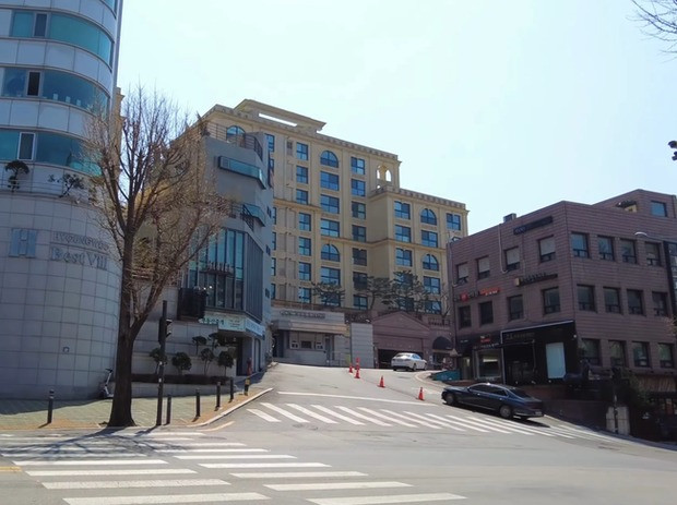 Trong khi đó, biệt thự của Jennie BlackPink nằm tại Hannam-dong - một trong những khu phố giàu có nhất ở Seoul. Ảnh: Allkpop