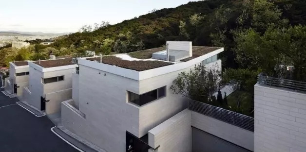 Biệt thự được xây dựng vào năm 2016, có tổng diện tích sàn là 689,22m2. Ảnh: Allkpop