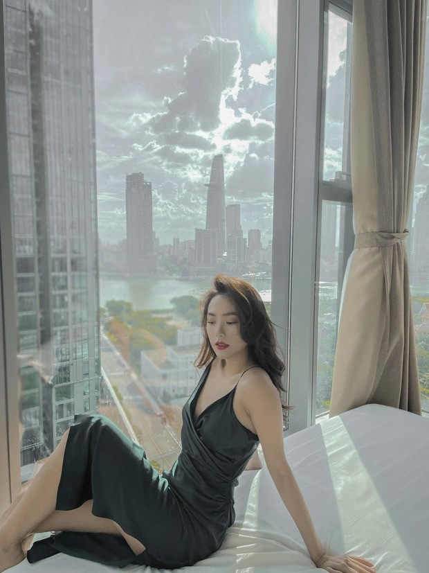 Đầu năm 2021, Minh Hằng tậu căn hộ 125 m2 giá hơn 20 tỷ đồng ở TP.Thủ Đức. Căn hộ có tầm nhìn hướng sông Sài Gòn và những tòa nhà chọc trời, biểu tượng của TP.HCM. Ảnh: FBNV