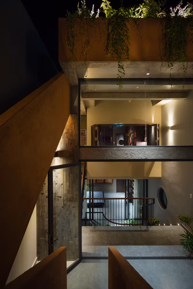 Dù nằm trong hèm nhỏ song căn nhà lại có diện tích sàn xây dựng 350m2, rộng hơn hẳn so với những ngôi nhà xung quanh.