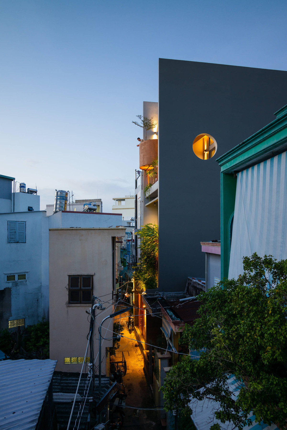 Uyên House là ngôi nhà do người con xây dành tặng cho ba mẹ tại thành phố Mỹ Tho (tỉnh Tiền Giang). Công trình nằm trong một con hẻm khá nhỏ, không đủ rộng cho việc lưu thông phương tiện.