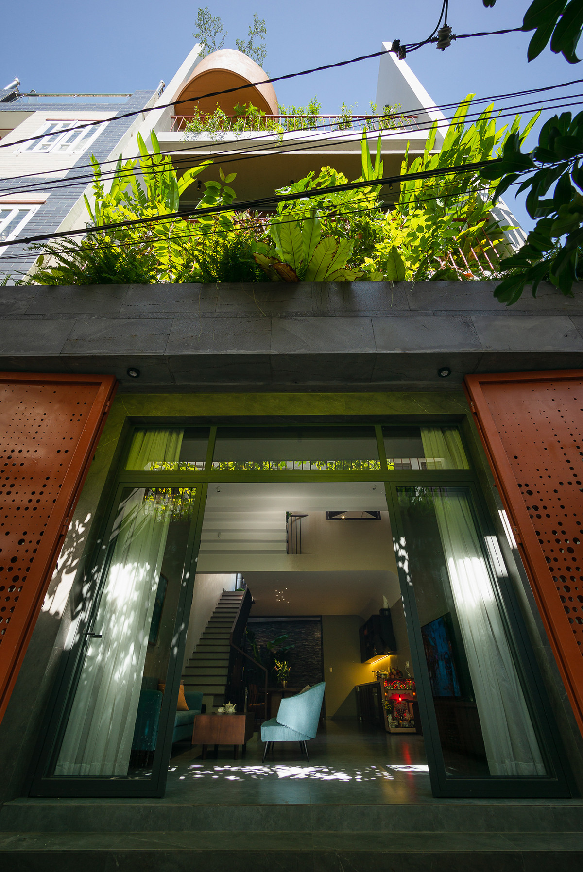 Đồng thời, cây xanh còn giúp mang lại cảm giác thoải mái, chan hòa với thiên nhiên.