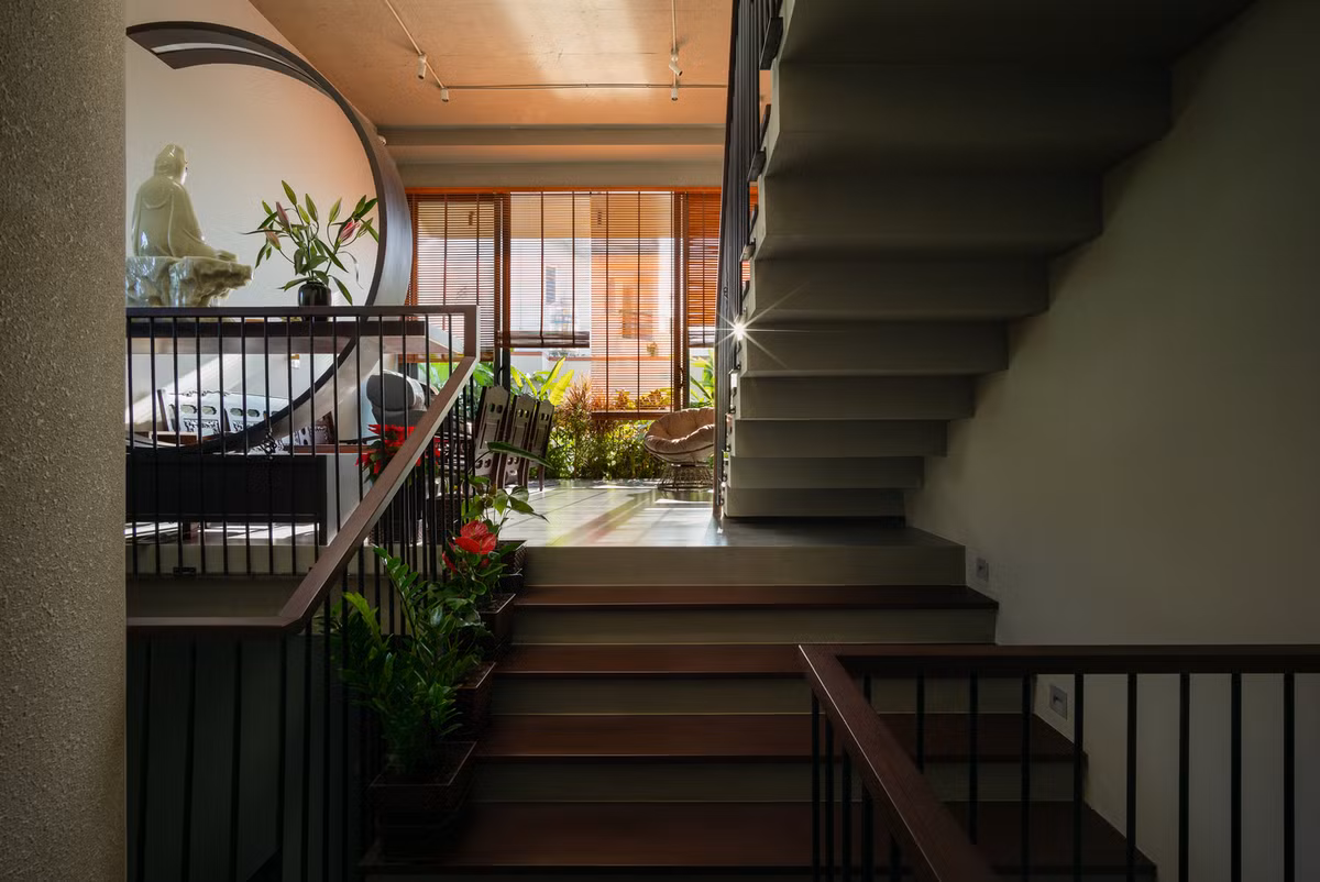 Các khoảng trống thông nhau, ánh sáng, gió đối lưu, cây xanh là điều cần nhất ở Uyên House.