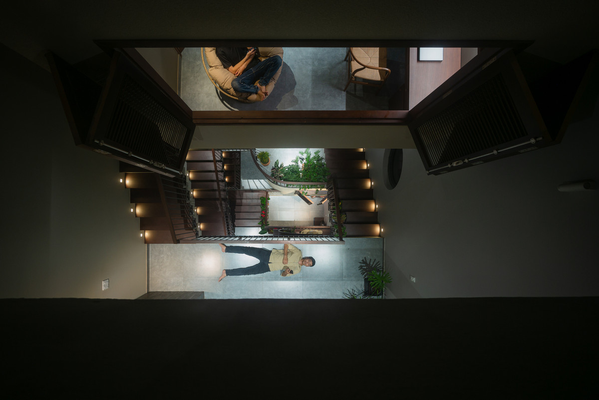 Ngôi nhà gần như không cần sử dụng các thiết bị làm mát bởi có sự đối lưu gió nhờ các trục thông tầng.