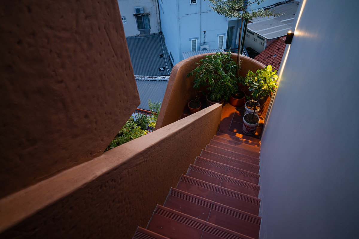 Không gian kết thúc bằng một hệ cầu thang lên tầng sân thượng. Nguồn ảnh: Quang Tran