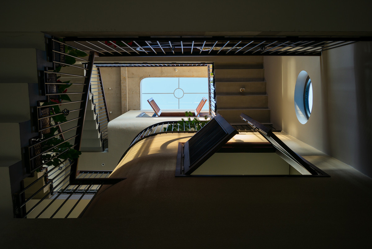 Thiết kế lệch tầng vừa giúp tăng diện tích sử dụng vừa tạo sự kết nối và tương tác giữa các thành viên trong gia đình.