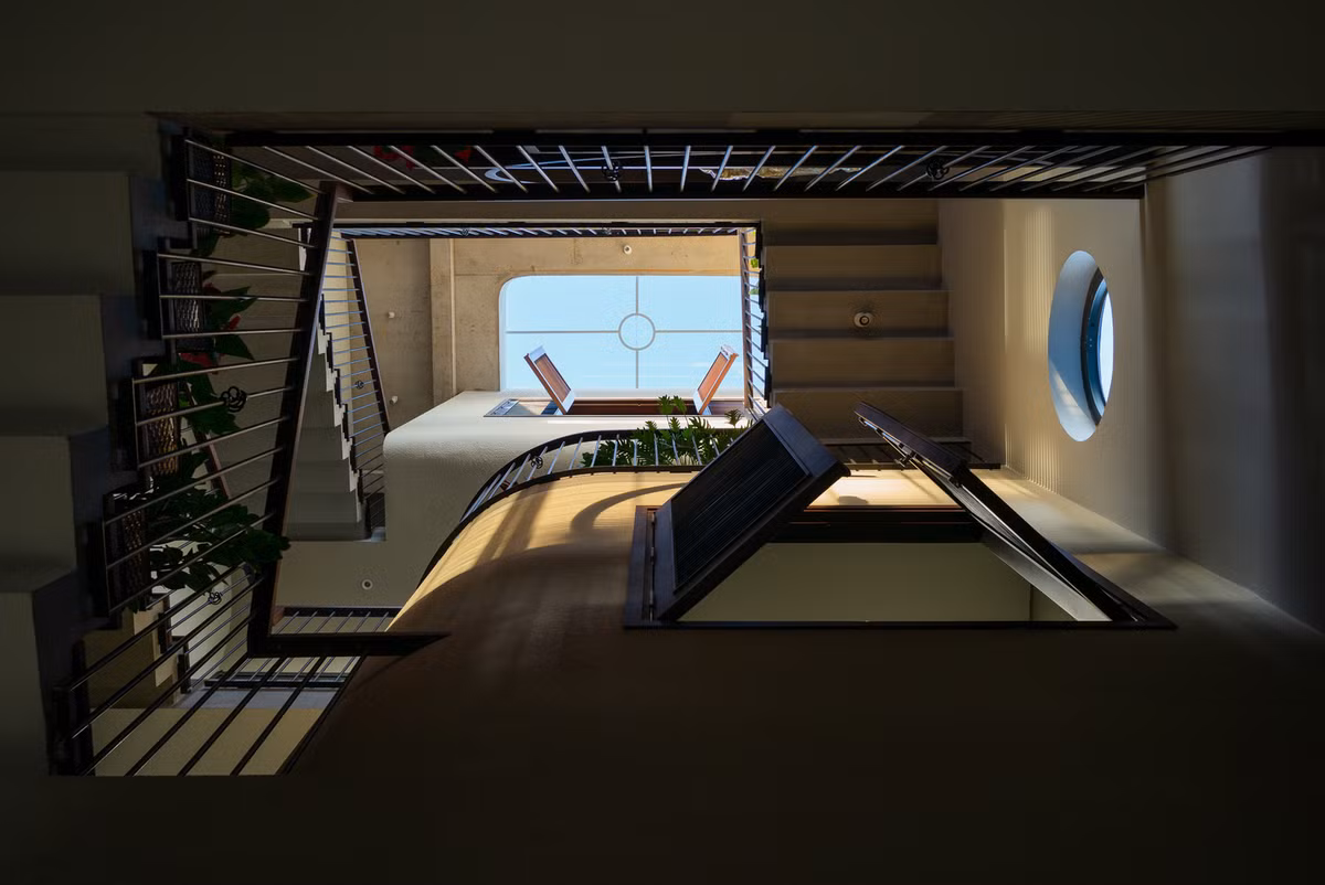 Thiết kế lệch tầng vừa giúp tăng diện tích sử dụng vừa tạo sự kết nối và tương tác giữa các thành viên trong gia đình.