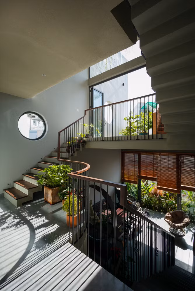 Mặt bằng của ngôi nhà ống được bố trí theo cao độ sàn lệch tầng để ước lượng khoảng cách giữa các không gian với nhau.